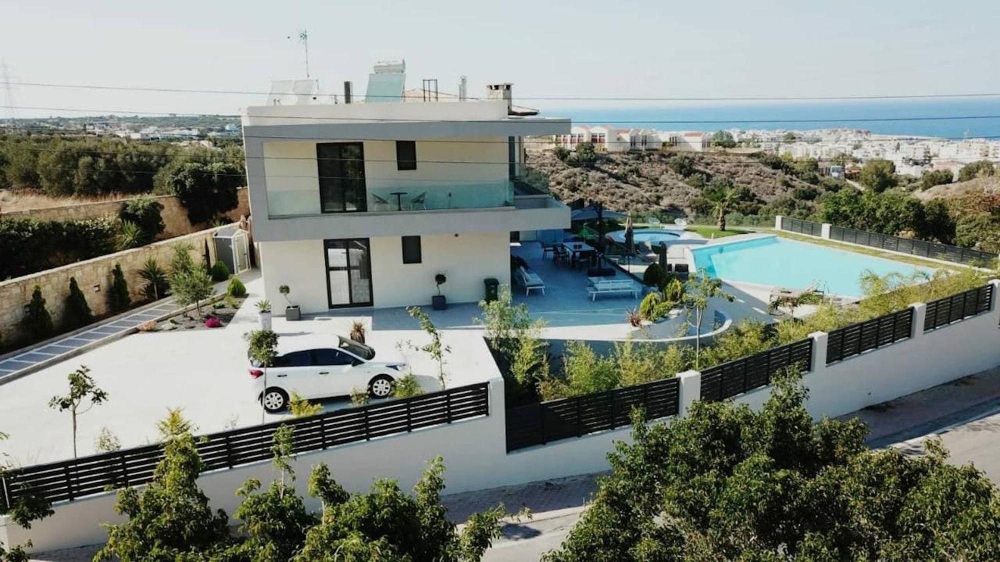 Orama Luxury Villa 4 Bedrooms With Private Pool ヘルソニソス エクステリア 写真